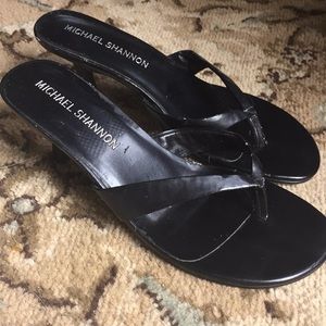 Small heel black thongs